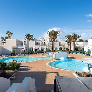 Con Terraza Y Piscina En Corralejo